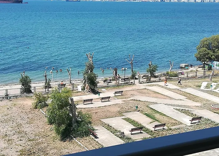 Beachfront Family Apartment & Free Parking, The Cruiseflat